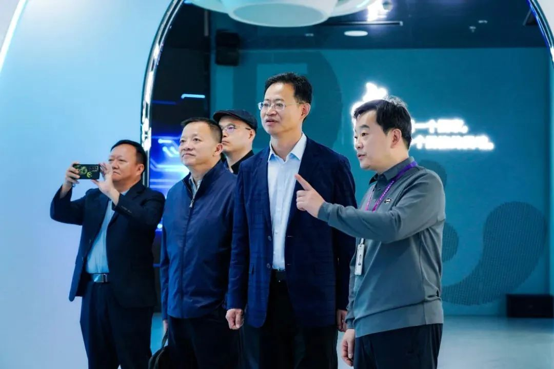2024120602 国家广电总局发展研究中心一行赴尊龙集团官网励丰文化调研指导